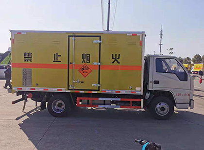召陵爆破器材运输车技术升级与安全合规新趋势